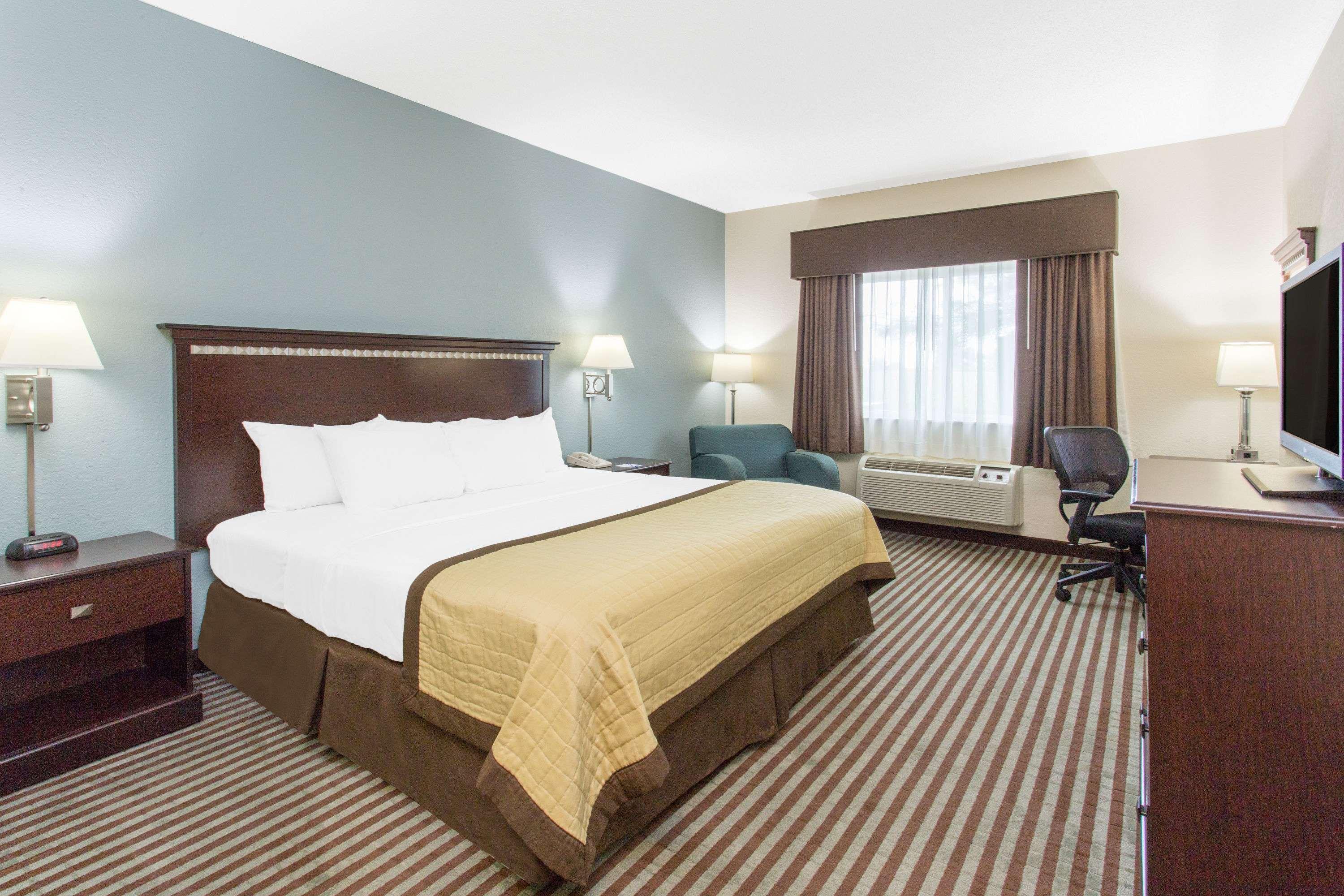Baymont By Wyndham Mattoon Hotel Екстериор снимка