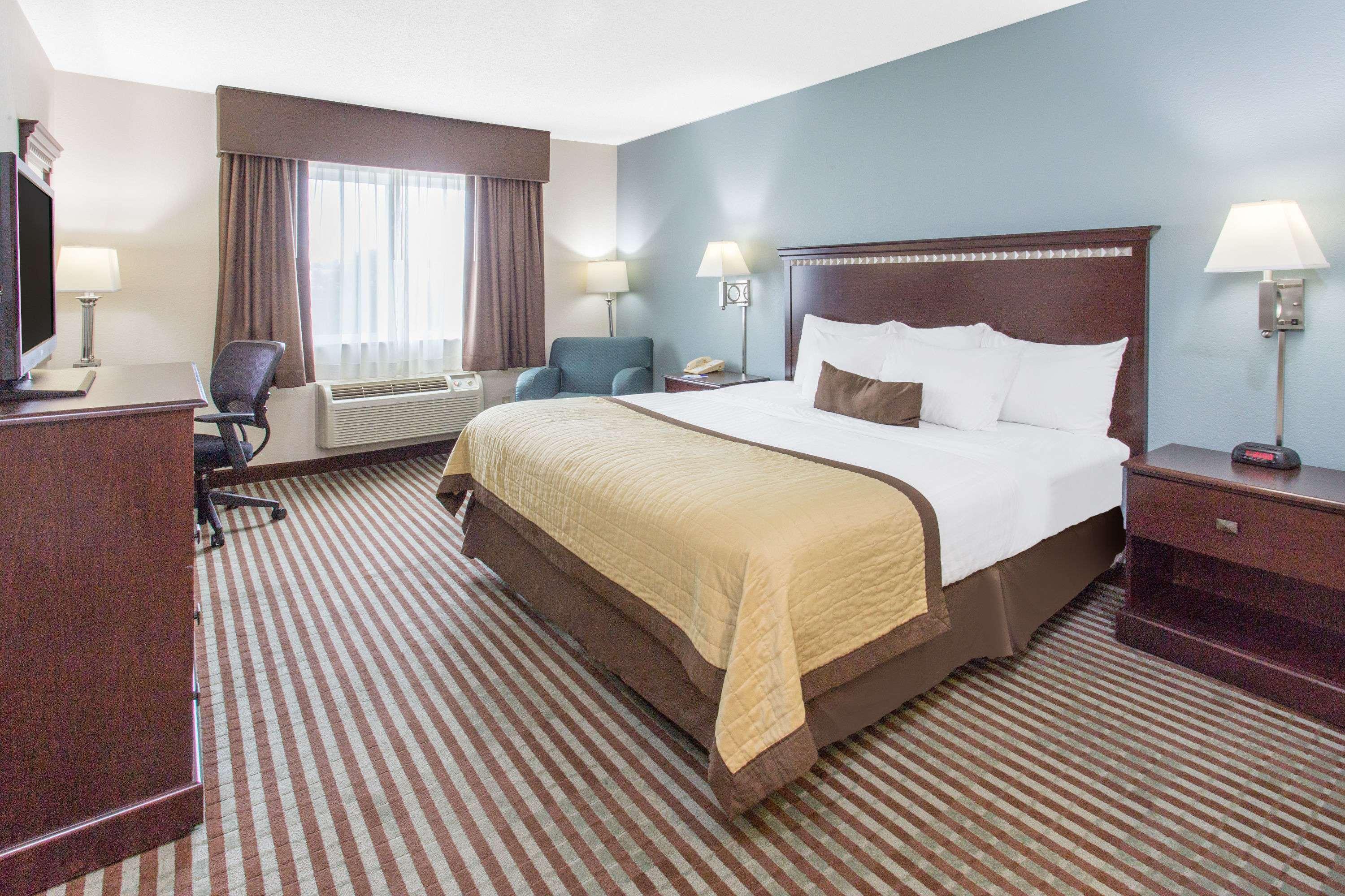 Baymont By Wyndham Mattoon Hotel Екстериор снимка