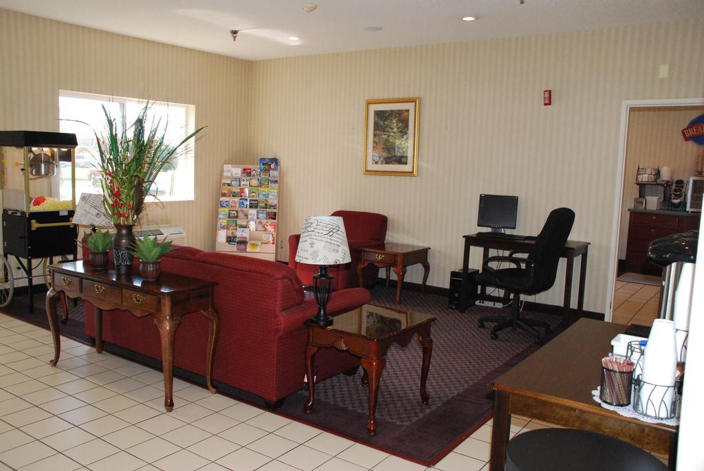 Baymont By Wyndham Mattoon Hotel Екстериор снимка